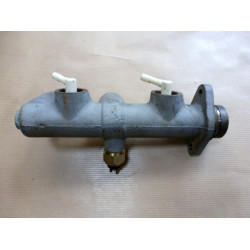 Tandem master cylinder